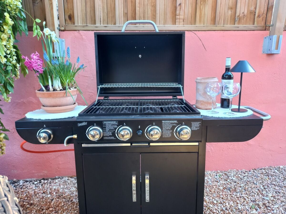 Gas Grill mit extra Kochplatte