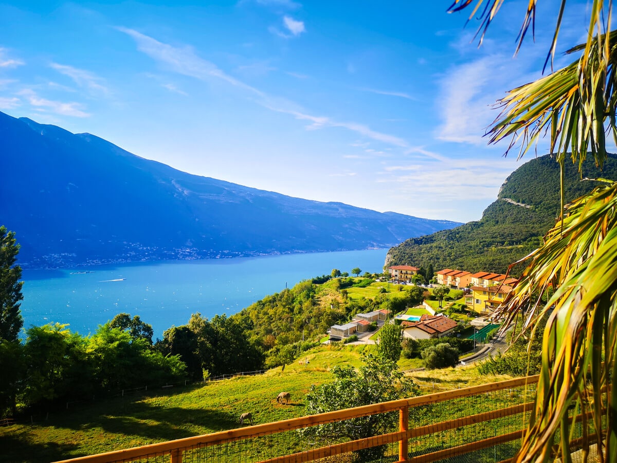 Aussicht auf den Ort Pregasio mit Gardasee