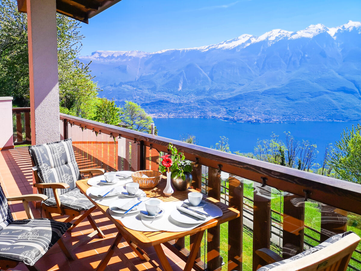 Frühstück mit Aussicht auf See und Berge