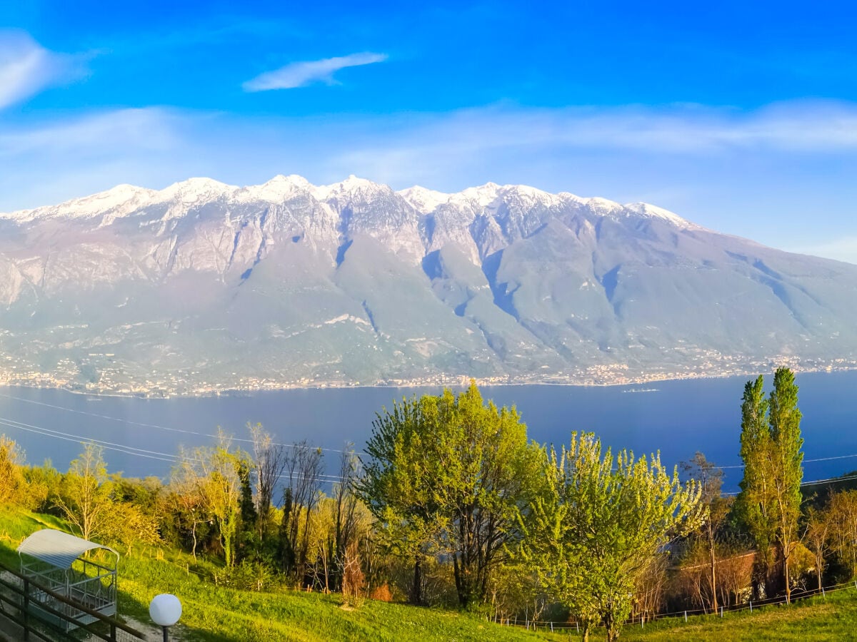 Schöne Panorama-Aussicht auf See und Berge