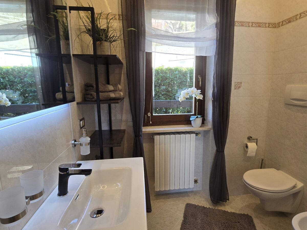 Neu renoviertes Bad mit Glas-Dusche und Bidet