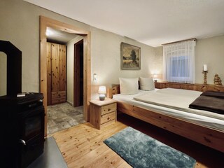 Schlafzimmer im UG mit Kamin