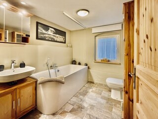 Tageslichtbad im UG mit Badewanne