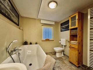 Tageslichtbad im UG mit Handtuchheizkörper