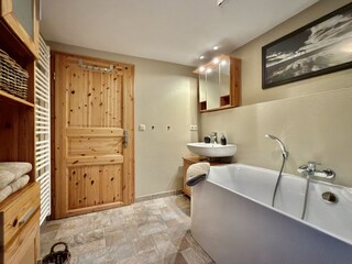 Tageslichtbad im UG mit Waschbecken und Spiegelschrank