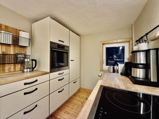 voll ausgestattete Küche im OG mit Fenster