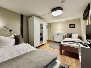 Schlafzimmer im OG mit zwei Einzelbetten (90 x 200)
