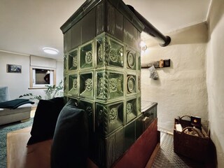 Wohnzimmer im OG mit traditionellem Ofen