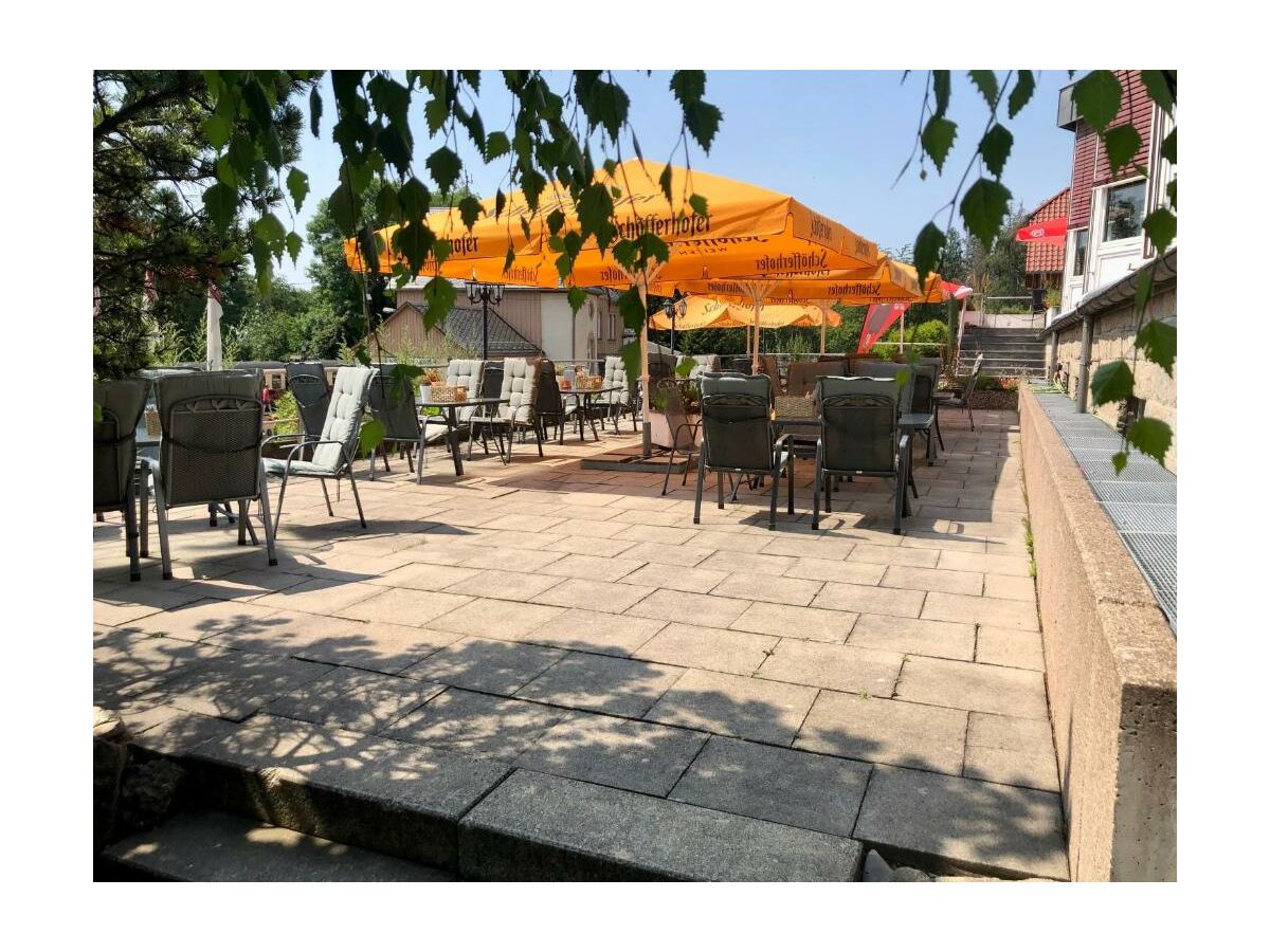 Große Terrasse mit Blick auf die Brockenbahn