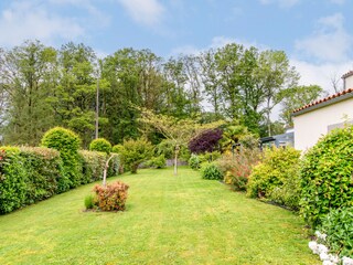 large garden >2,000 sqm