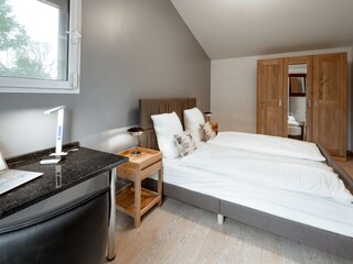Schlafzimmer im 1. OG mit Arbeitsbereich