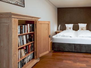 Großes Schlafzimmer mit Bücherauswahl