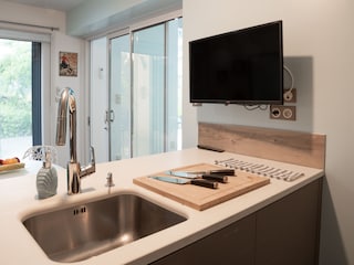 Küche mit Durchgang zum Pool