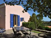 Geschützte Gartenterrasse mit Blick aufs Meer