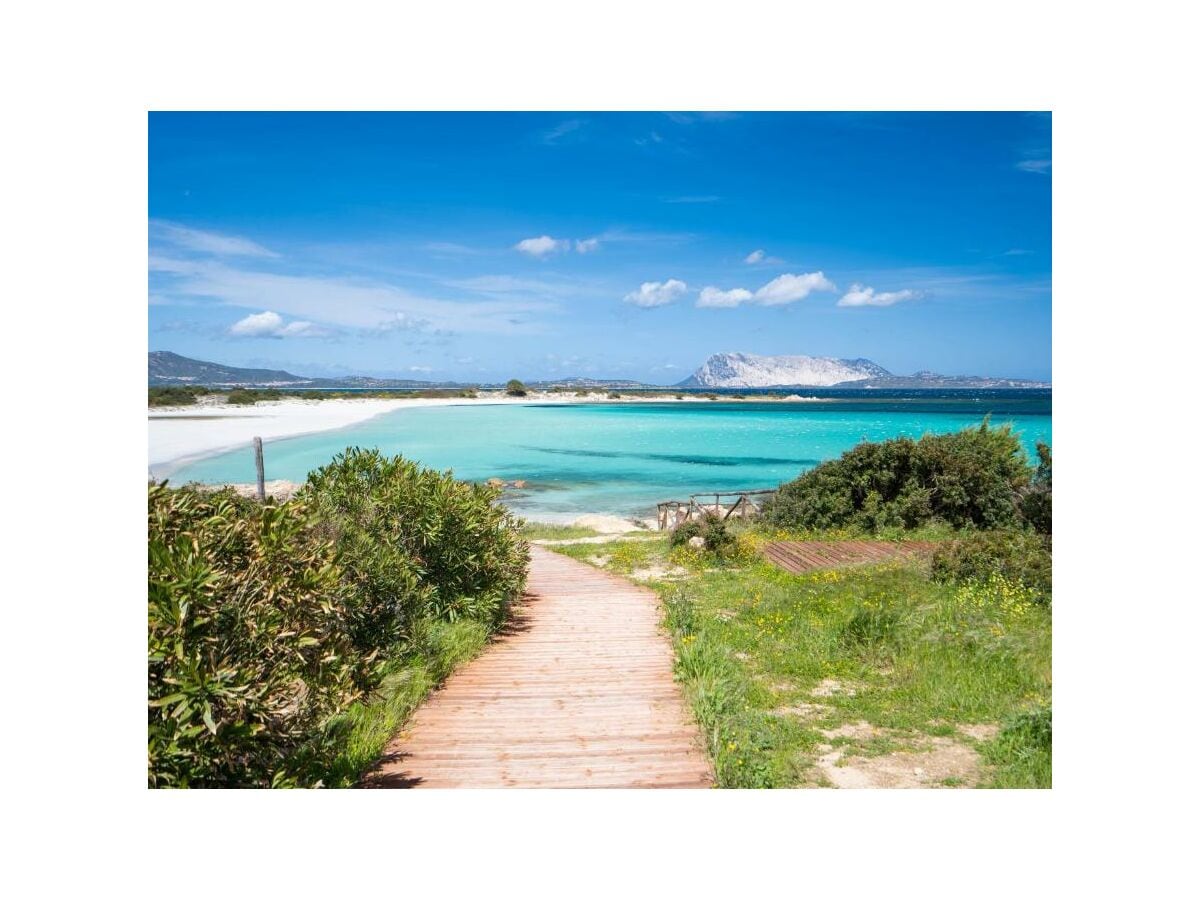 Budoni Strand Blick von Süden mit der Isola Tavolara