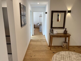 Blick Richtung Schlafzimmer vom Eingang