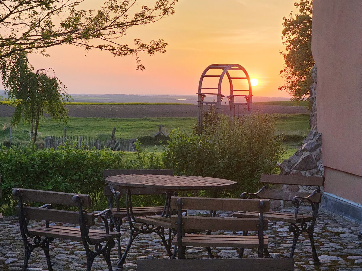 Natursteinterrasse am Abend