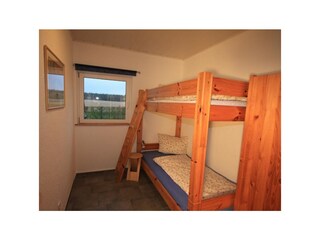 Das Schlafzimmer mit Etagenbett  ( je 90 x 200)