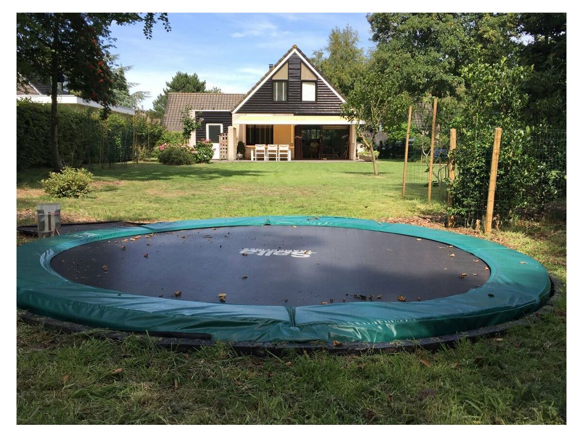 Trampolin im garten