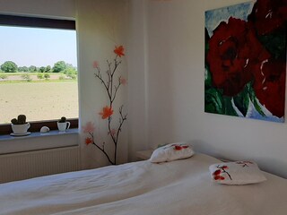 Schlafzimmer mit Blick zum Feld