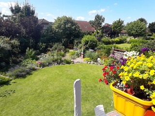 Blick vom Balkon in den Garten