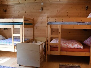 Vierbettzimmer mit Gitterbett 1. Stock