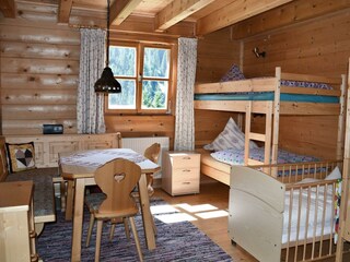 Vierbettzimmer mit Gitterbett 1. Stock