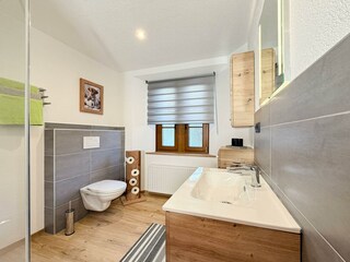 Badezimmer mit Dusche und WC