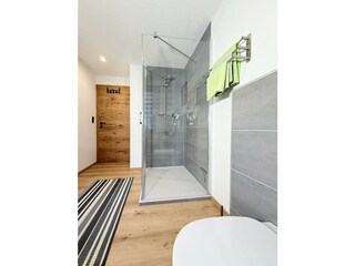 Badezimmer mit Dusche und WC