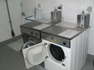 Waschmaschine und Trockner mit Münzbetrieb