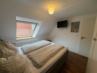 Schlafzimmer 1 mit Fernseher