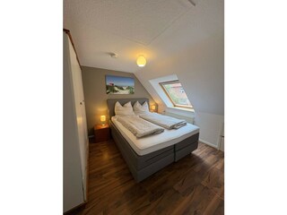 Schlafzimmer 1 mit Boxspringbett 160 x 200 cm
