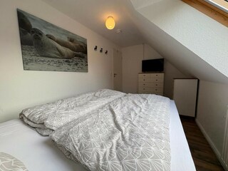 Schlafzimmer 2 mit Fernseher