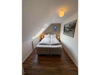 Schlafzimmer 2 mit Boxspringbett 140 x 200 cm