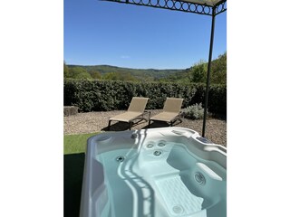 Whirlpool überdacht mit Fernsicht ins Tal