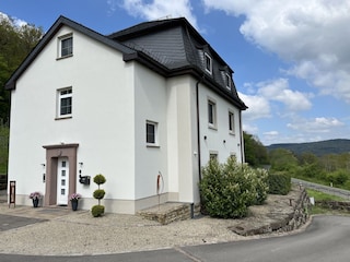 Das Anwesen von Relax-Bollendorf mit seiner Auffahrt