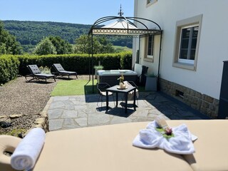 Außenbereich Suite Riviera mit Massageliege/ Foto 30.06