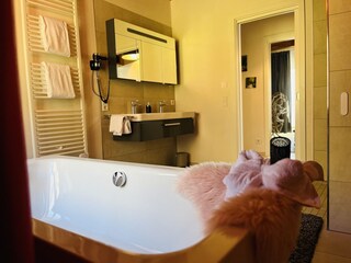 Badezimmer mit freistehender Badewanne