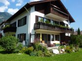 Außenansicht Haus und Terrasse