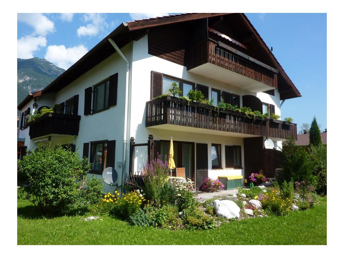 Außenansicht Haus und Terrasse