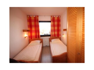 2. Schlafzimmer mit zwei Einzelbetten