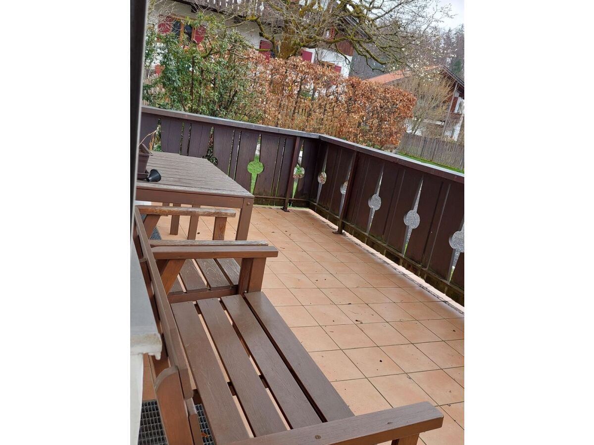 Vordere Terrasse vom Wohnzimmer aus erreichbar