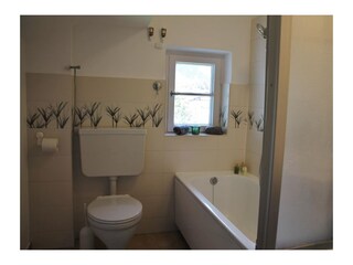 Bad mit Wanne und Duschwand