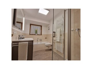 Badezimmer mit Dusche und Wanne