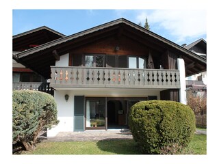 Hausansicht mit Terrasse