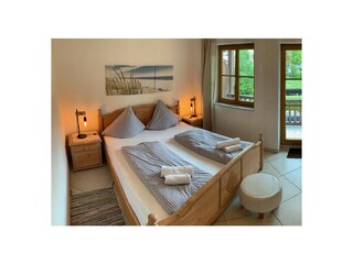 Schlafzimmer mit Zugang zum Balkon
