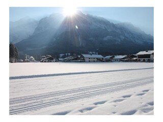 Langlaufloipe mit Blick auf das Bergmassiv