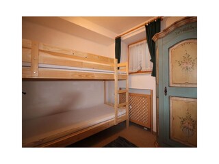 Kleines Schlafzimmer mit Stockbett