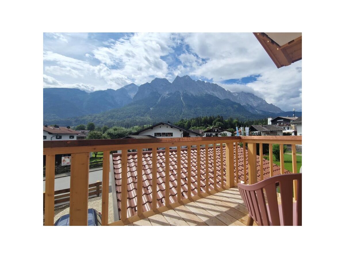 Balkon mit traumhaften Blick auf das Zugspitzmassive