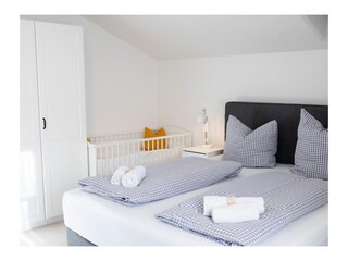 Schlafzimmer 1 mit Babybett